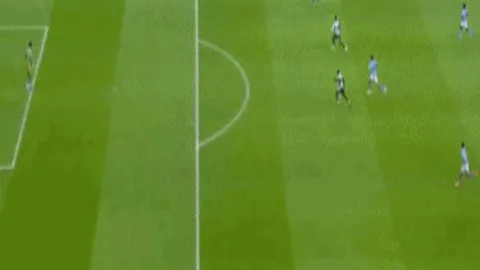 “在争议声中，拜仁球星支持下，汉斯·弗利克连任德国队主帅职务。”